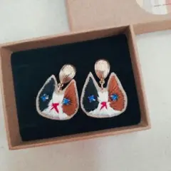 ねこ刺繍ピアス ハンドメイド 一点もの