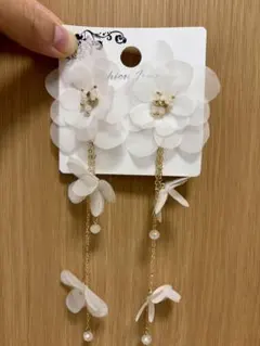 【未使用】花モチーフ ピアス ホワイト ロングピアス ウェディングのサムネイル