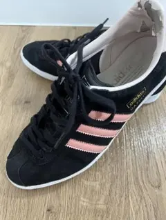 adidas ブラック/ピンク スニーカー