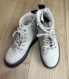 H&Mアイボリー合成皮革ショートブーツ 21.5cmのサムネイル