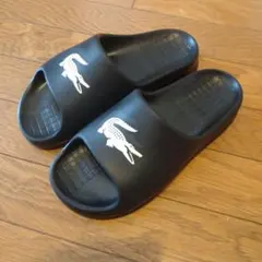 【新品未使用】人と差がつく！LACOSTE ブラック/ホワイト スライドサンダル ラコステ LACOSTE メンズサンダル CROCO SLIDE （WHITE