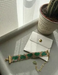 ハンドメイド 緑と金のビーズブレスレット