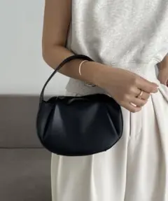 カプリシューレマージュ　ラウンドタックバッグ　ブラック　ショルダーバッグ