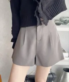 Ada. タック ハイウエスト ポケット付き ベーシック ショートパンツ グレー