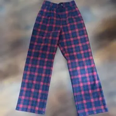 ネイビーとレッドのチェック柄カジュアルパンツ