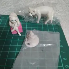 白い猫のフィギュア 小型