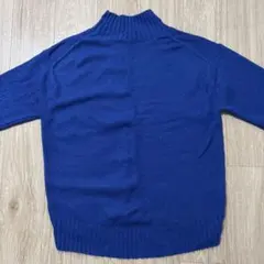 青いタートルネック長袖ニットセーター
