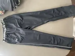 【最終値下げ】Under Armour 黒 ロングパンツ 140