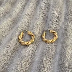 ZARA ゴールドツイストフープピアスのサムネイル