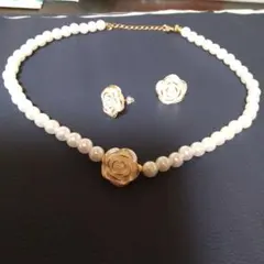 【２点セット】ホワイトパールローズネックレス、ローズピアス。豪華上品エレガント