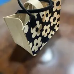 花柄トートバッグ 　軽くて　マチの幅が広いので　使いやすい 　トートバックです