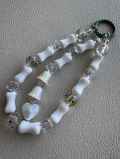 ボーン型ビーズの携帯ストラップ