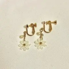 【送料込み】レース調 白いお花の揺れるイヤリング