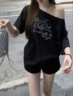 ラインストーン ロゴ オフショルダー Tシャツ ブラックのサムネイル