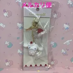 サンリオ　シナモロール（シナモン）　キーホルダー　いちごホイップケーキ　いちご