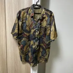 派手な半袖シャツ