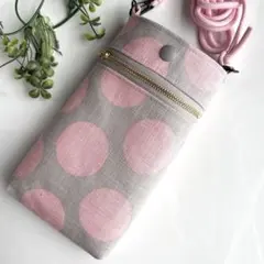 《ハンドメイド》スマホポーチ▪️ ショルダー紐付♡ 淡グレー生地にピンクのドット柄