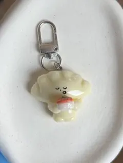 サーモンお寿司をもった餃子のキーホルダー