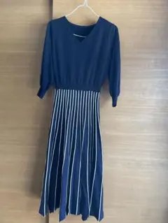 Mサイズ オフオン　ネイビー Vネック ニットワンピースのサムネイル