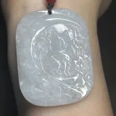 本翡翠ペンダント　無着色　無含侵　上品　月夜お花モチーフ　大人可愛い　ネコちゃん