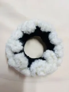 ハンドメイド ふわふわフリルシュシュ ホワイト×ブラック