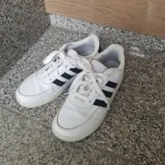 adidas　23.5センチ　白　スニーカー