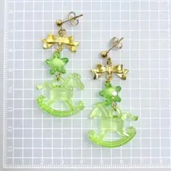 011 緑 グリーン 木馬 星 ゴールド 可愛い ピアス