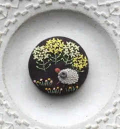 刺繍ブローチ　くるみボタン　ハンドメイド　羊さんシリーズ