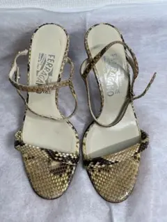 美品！Ferragamo スネーク柄 ストラップサンダル