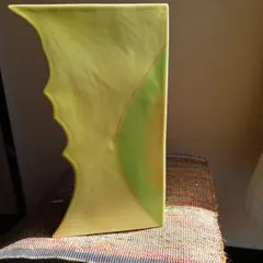 波状デザインの黄色花器