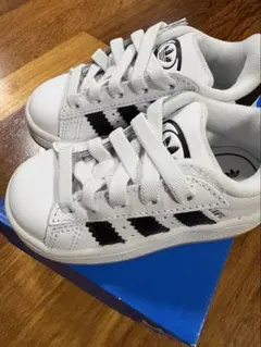 adidas キッズシューズ　箱付き　美品