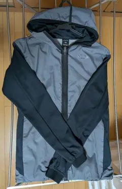 【値下げ中】OAKLEY　ジップアップパーカー未使用品（タグなし）Sサイズ