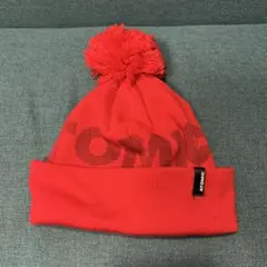 ATOMIC ポンポン付きレッドニット帽