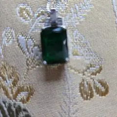 緑色の長方形石のシルバーペンダントネックレス