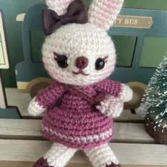 ハンドメイド　あみぐるみ　ワンピースうさぎ　ローズピンク