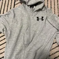 破格！Under Armour グレー ジップアップパーカー