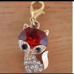 ねこ　チャーム　赤　ゴールド