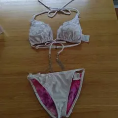 フラワー刺繍付きホワイトビキニ