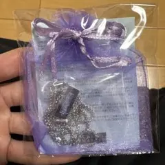 紫のメタルネックレス