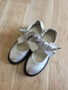 シルバー リボン付き フラットシューズ