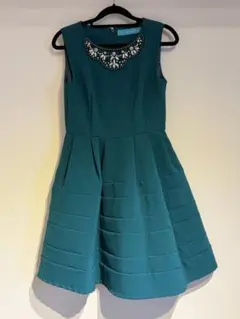 ビジュー付きドレス