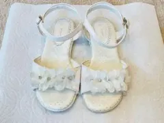 20cm ホワイト花飾りサンダル