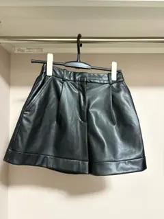 ZARAフェイクレザーショートパンツ