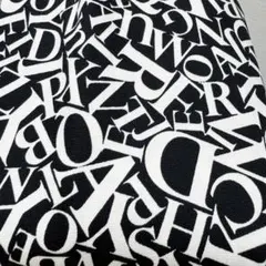 黒オフ★モノクロ英字アルファベットの綿オックス生地50ｃはぎれ布★英語ロゴ