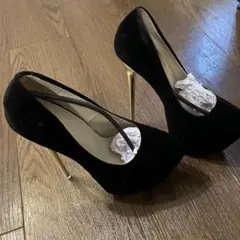 ⭐️新品！！　ブラック スエード調 ゴールドヒール パンプスのサムネイル