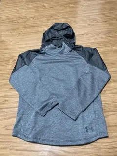 Under Armour フード付きグレー パーカー