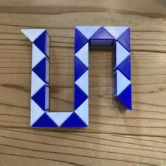 青と白のパズルブロック