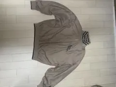 ナイロンジャケット ベージュ ロゴ刺繍