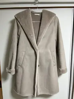 フード付きベージュムートンコート