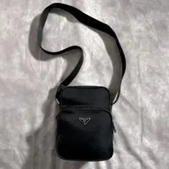 プラダ　ショルダーバッグ　カメラバッグ　三角ロゴプレート　アマゾン型　ナイロン